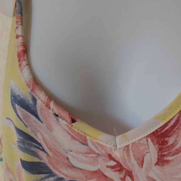 Entro Tank Top with Twist Detail - Picture 4 of 6